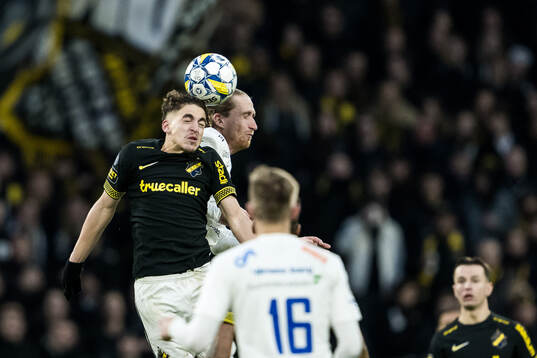 AIKs Taha Ayari och Värnamos Hampus Näsström