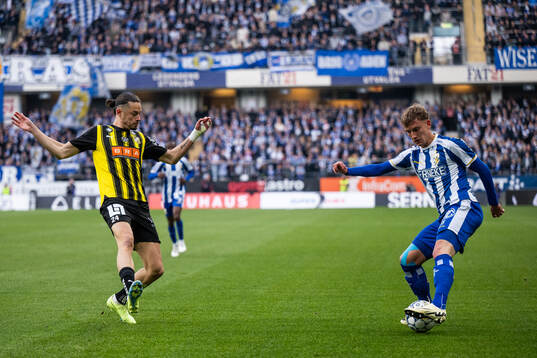 Häckens Amor Layouni and IFK Göteborgs Sebastian Hausner