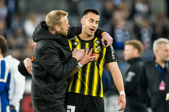 Häckens Peter Abrahamsson och Srdjan Hrstic jublar