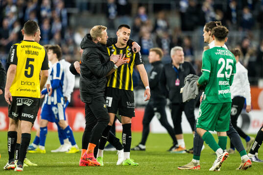 Häckens Peter Abrahamsson och Srdjan Hrstic jublar