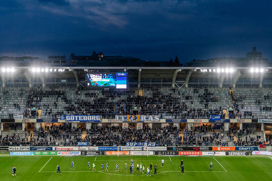 IFK Göteborgs spelare tackar supportrarna