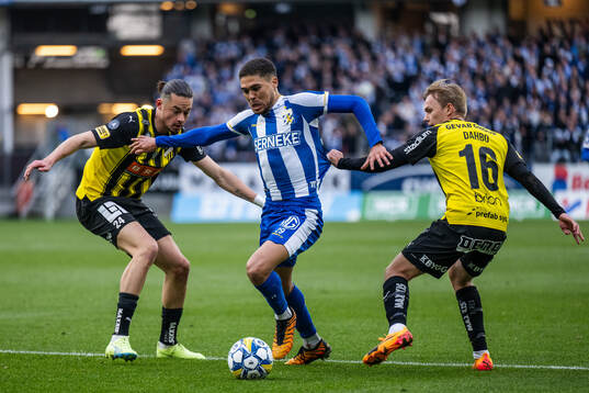 Häckens Amor Layouni och Pontus Dahbo i kamp om bollen med IFK Göteborgs Thomas Santos
