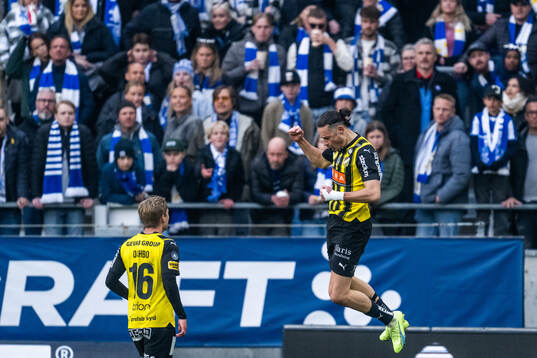 Häckens Pontus Dahbo och Amor Layouni jublar efter 0-1