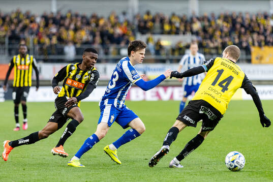 IFK Göteborgs Kolbeinn Thordarson i en kamp mot Häckens