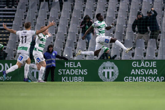 Västerås Ibrahim Yalatif Diabate jublar efter att han gjort 2-1