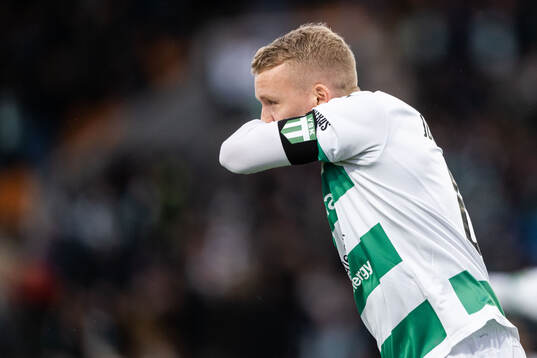 Västerås Simon Johansson jublar efter 1-0 (som sedan döms bort)