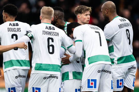 Västerås Henry Offia jublar med lagkamrater efter 1-1