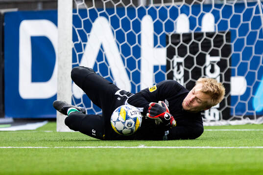 Elfsborgs målvakt Isak Pettersson på uppvärmningen