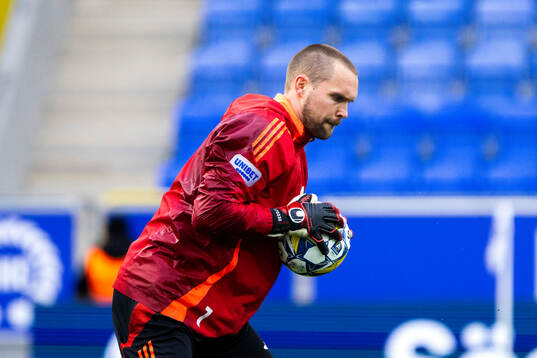 IFK Norrköpings målvakt Oscar Jansson på uppvärmningen