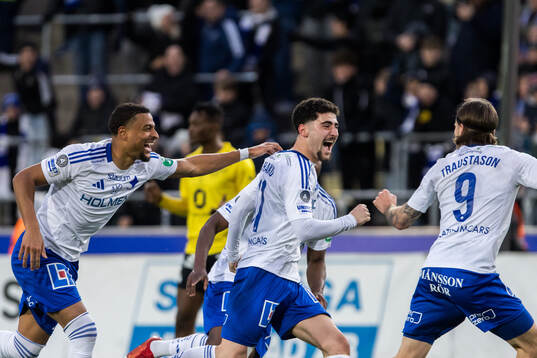 IFK Norrköpings Ismet Lushaku jublarmed lagkamrater efter att han kvitterat till 2-2
