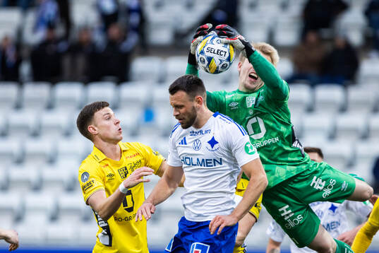 Elfsborgs Andri Fannar Baldursson, målvakt Isak Pettersson