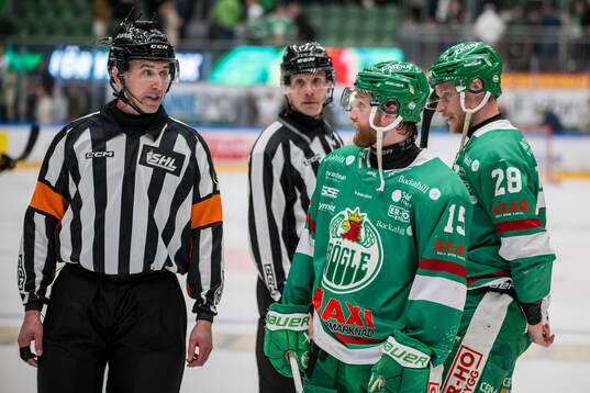 Rögles Simon Ryfors och Anton Bengtsson i diskussion med