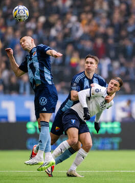 Malmö FFs Erik Botheim i en kamp mot Djurgårdens Piotr Johansson och Miro Tenho