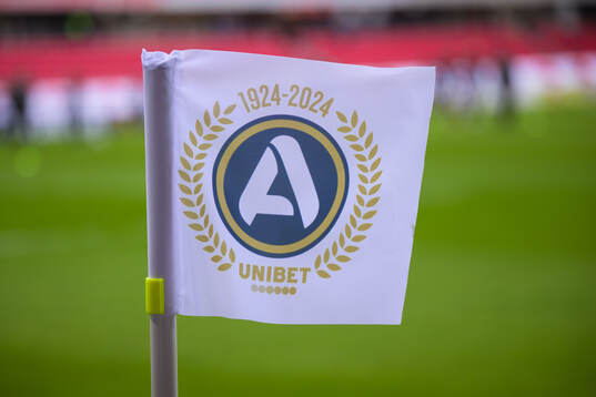 En hörnflagga med Allsvenskans och Unibets logotyp införfotbollsmatchen i Allsvenskan mellan Kalmar och GAIS den 25 april 2024 i Kalmar. 