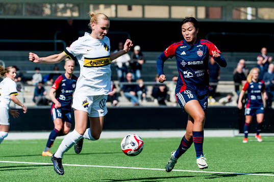 AIKs Silja Jaatinen och FC Rosengårds Momoko Tanikawa
