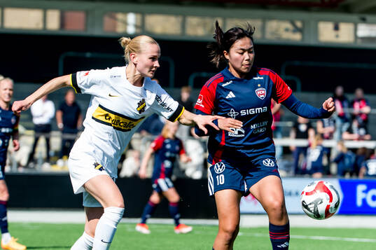 AIKs Silja Jaatinen och FC Rosengårds Momoko Tanikawa