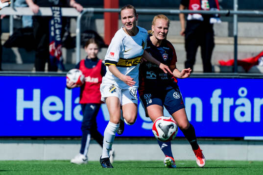 AIKs Felicia Saving och FC Rosengårds Sofie Bruun Bredgaard
