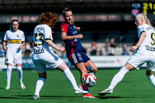 FC Rosengårds Olivia Holdt och AIKs Ella Reidy och Moa Sjöström