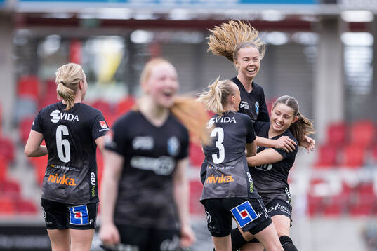Växjö DFFs Elin Nilsson jublar efter 1-0