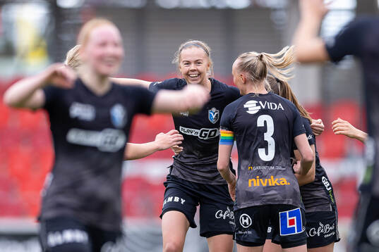 Växjö DFFs Elin Nilsson jublar efter sitt 1-0 mål