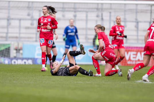 Växjö DFFs Jenny-Julia Danielsson har ont