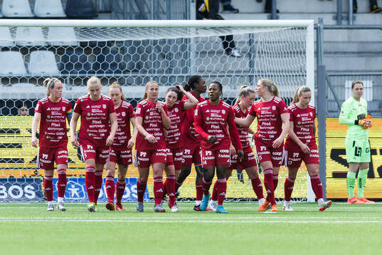 Piteås Josefin Johansson jublar med lagkamrater efter 0-1