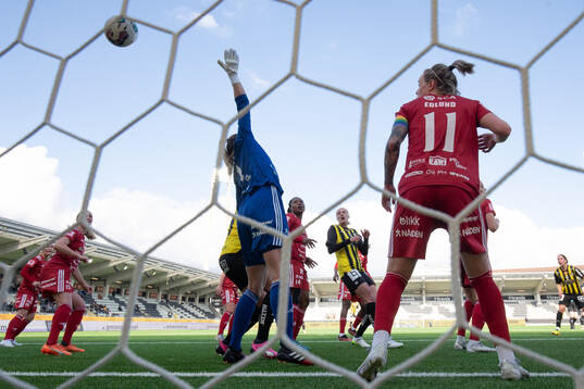 Häckens Filippa Curmark gör 3-1 på Piteås målvakt Moa Öhman