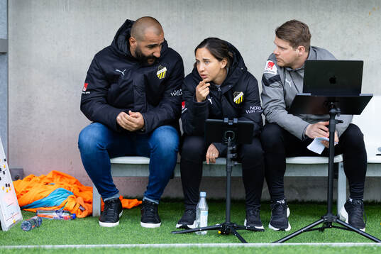 Häckens tränare Mak Lind, assisterande tränare Bri Campos och assisterande tränare Vigan Berbatovci innan fotbollsmatchen i Damallsvenskan mellan Häcken och Piteå den 27 april 2024 i Göteborg. 