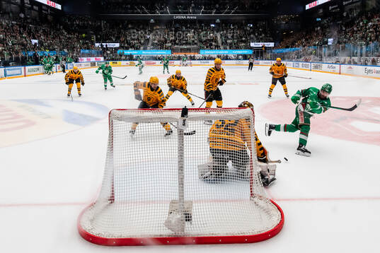 Skellefteås målvakt Linus Söderström räddar en