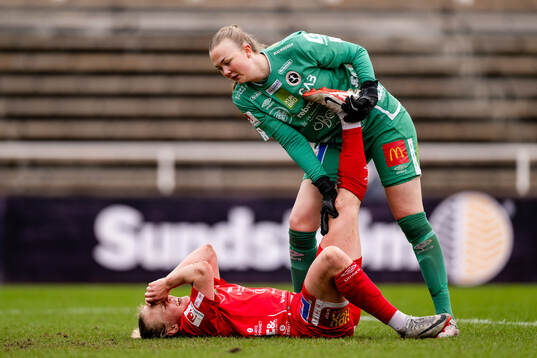 KIF Örebros Molly Johansson har ont och får hjälp av KIF Örebros målvakt Clara Ekstrand