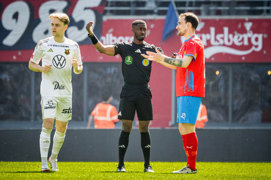 Domare Fredrik Oppong i samtal med Helsingborgs Adam Hellborg