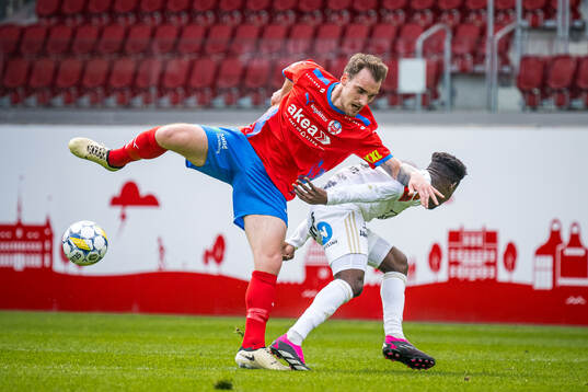 Helsingborgs Adam Hellborg och Östersunds Michael Aduragbemi Oluwayemi