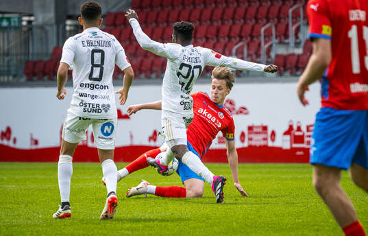 Östersunds Michael Aduragbemi Oluwayemi och Helsingborgs Wilhelm Nilsson