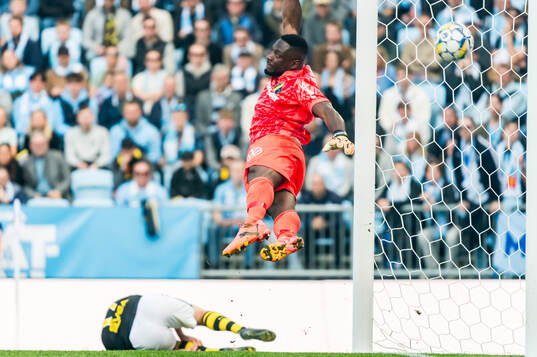 Malmö FFs Sebastian Nanasi , ej i bild, gör 4-0 bakom AIKs målvakt Ismael Diawara