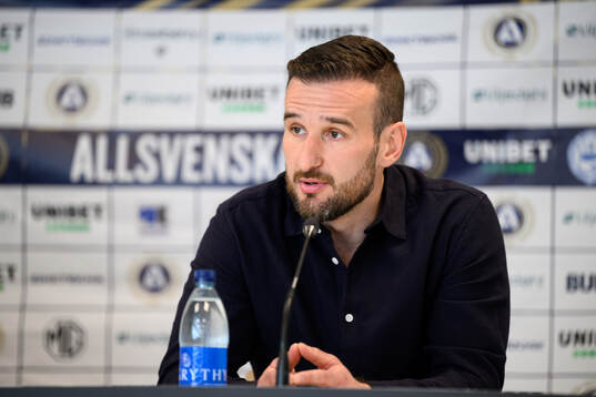 Värnamos tränare Anes Mravac på en presskonferens