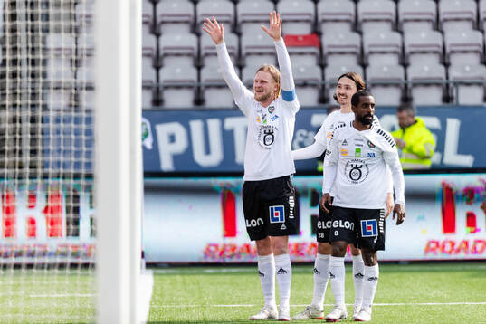 Örebros Kalle Holmberg jublar med Adam Bark och Mohammed