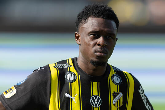 Häckens Zeidane Inoussa  på line up innan fotbollsmatchen