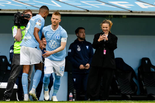 Byte mellan Malmö FFs Isaac Kiese Thelin och Anders Christiansen