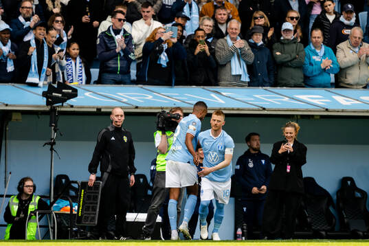Byte mellan Malmö FFs Isaac Kiese Thelin och Anders Christiansen