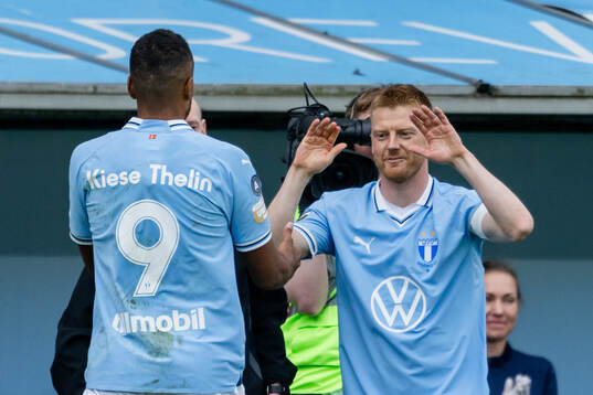Byte mellan Malmö FFs Isaac Kiese Thelin och Anders Christiansen 