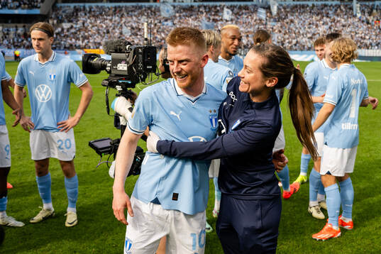 Malmö FFs Anders Christiansen och läkare Amanda Lahti jublar