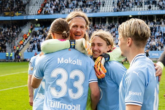 Malmö FFs målvakt Johan Dahlin, Elison Makolli och Sebastian Nanasi jublar