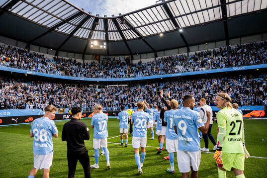 Malmö FFs spelare tackar supportrarna