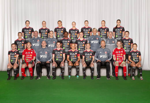  Ida Ahlom, Linnea Strömberg, Venla Lindfors, Tuva Östlind, Tilde Ahlén, Ella Nilsson, Julia Elvbo. Mittenledet från vänster: Lowa Ahlén, Khalil Khaled, Matilda Haglund, Sarah Michael, Ella Björkman, Jenny Liwell, Lennart Täng, Astrid Nyquist. Sittande från vänster: Ebba Sjögren, Wilma Delerud, Robin Carlén, Emma Gabrielsson, Emilia Bengtsson, Jenny Stadin, Claes Vinge, Nadine Allard, Therese Pettersson. Editors note: Bilden är retuscherad.