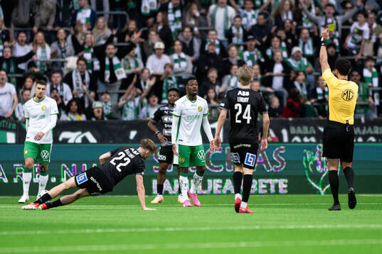 Hammarbys Shaquille Pinas tilldelas gult kort av Domare Adi Aganovic