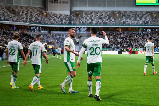 Hammarbys Nahir Besara jublar med Mads Fenger Nielsen