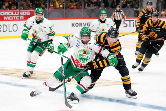 Rögles Simon Ryfors och Skellefteås Anton Heikkinen