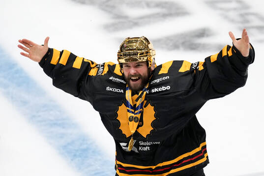 Skellefteås målvakt Gustaf Lindvall jublar