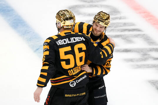 Skellefteås Anton Olsson och Simon Robertsson jublar