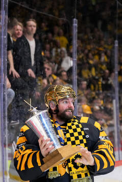 Skellefteås målvakt Gustaf Lindvall jublar med pokalen